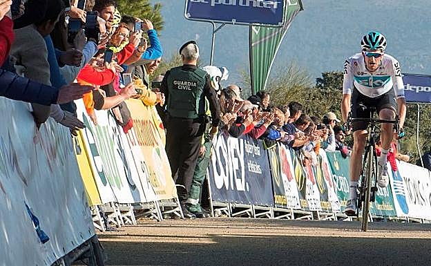 El holandés delSky Wout Poels, ayer a su llegada a la meta de La Guardia de Jaén. :: 