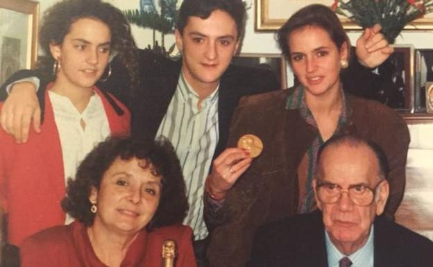 Imagen principal - Arriba, Nochebuena de 1989 en casa de los Vallés, donde una de las hijas sostiene la medalla del Nobel.