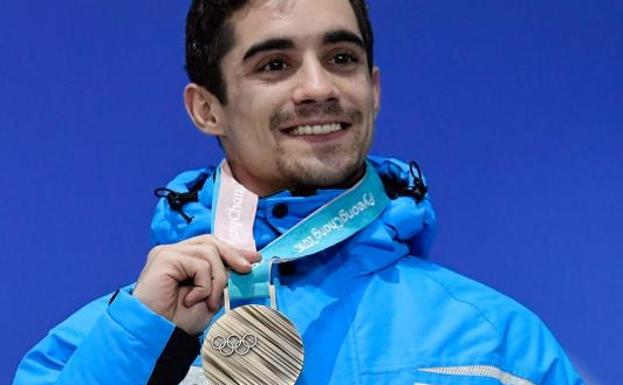 Javier Fernández posa con la medalla. 