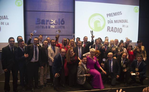 Premiados y organizadores, al término de la gala celebrada ayer en el hotel Barceló. 