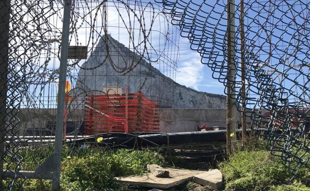 Boquete en la verja fronteriza entre La Línea y Gibraltar utilizado para el contrabando de tabaco.