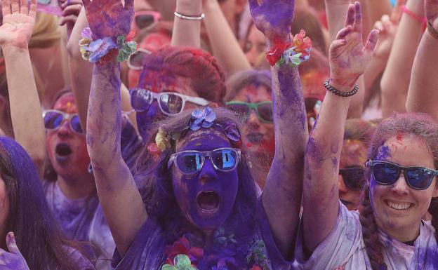 Imagen principal - La carrera ‘Holi Life’ reúne en Málaga a 15.000 personas