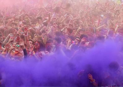 Imagen secundaria 1 - La carrera ‘Holi Life’ reúne en Málaga a 15.000 personas