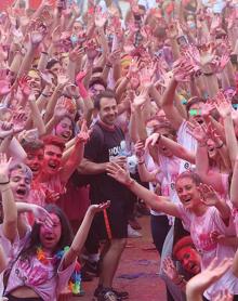 Imagen secundaria 2 - La carrera ‘Holi Life’ reúne en Málaga a 15.000 personas