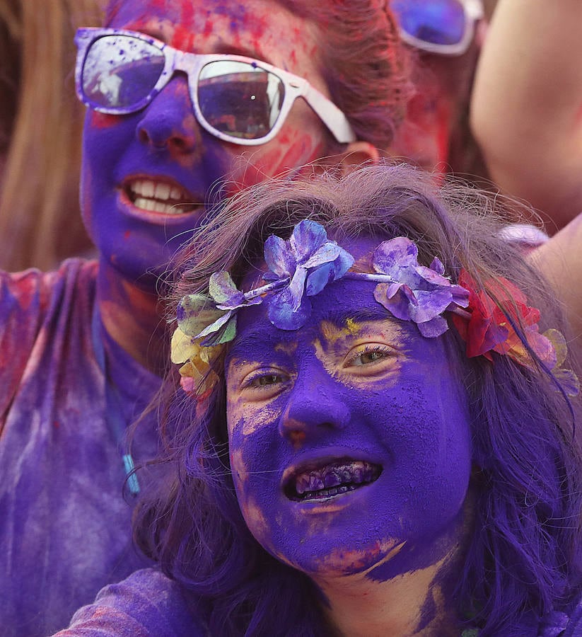 El deporte y la diversión se unen en esta fiesta en la que los corredores son cubiertos por toneladas de polvo de colores