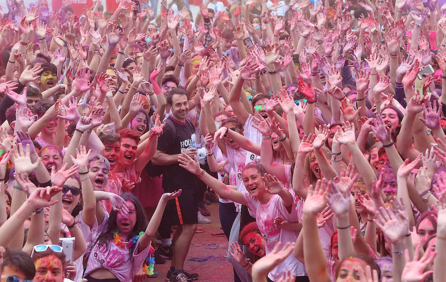 El deporte y la diversión se unen en esta fiesta en la que los corredores son cubiertos por toneladas de polvo de colores