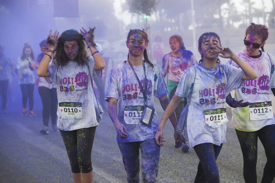 El deporte y la diversión se unen en esta fiesta en la que los corredores son cubiertos por toneladas de polvo de colores