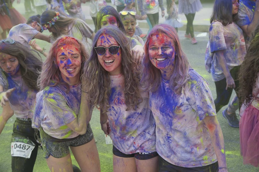 El deporte y la diversión se unen en esta fiesta en la que los corredores son cubiertos por toneladas de polvo de colores