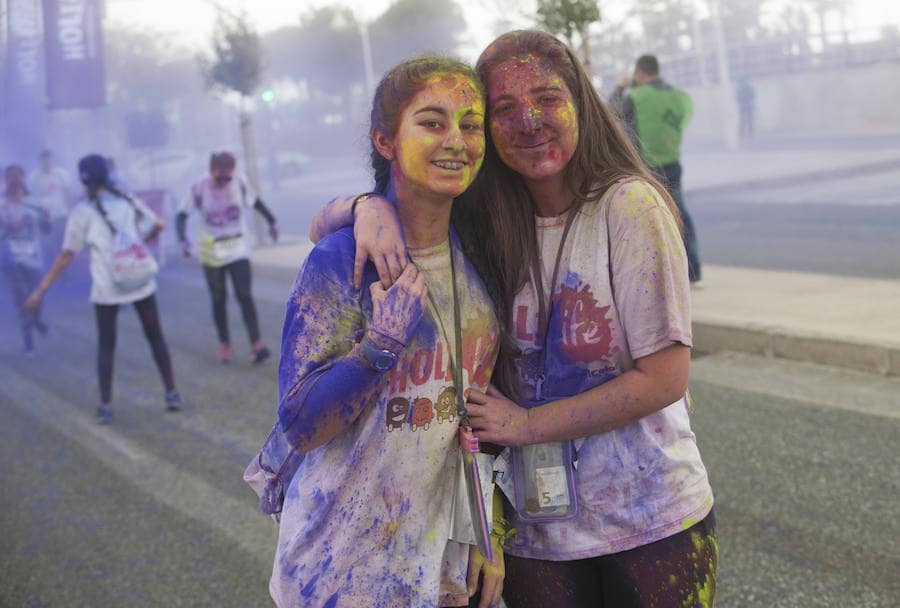 El deporte y la diversión se unen en esta fiesta en la que los corredores son cubiertos por toneladas de polvo de colores