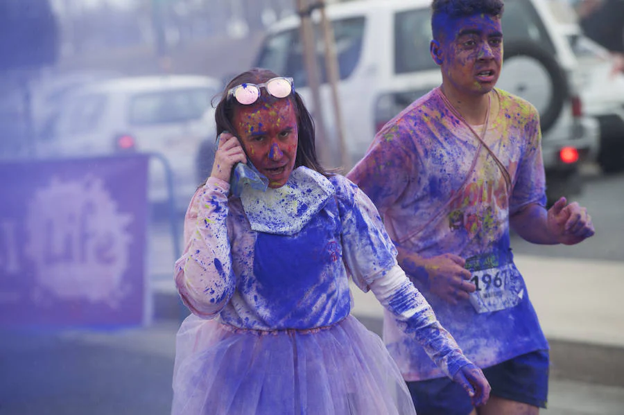 El deporte y la diversión se unen en esta fiesta en la que los corredores son cubiertos por toneladas de polvo de colores