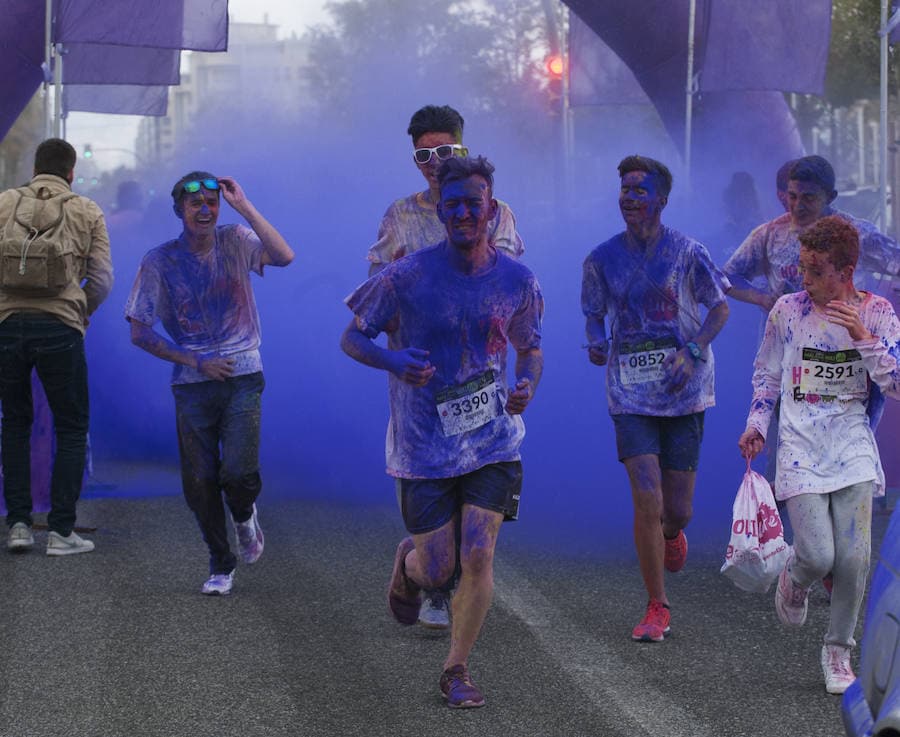 El deporte y la diversión se unen en esta fiesta en la que los corredores son cubiertos por toneladas de polvo de colores