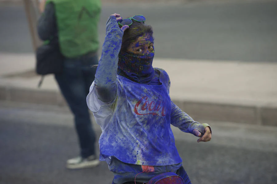 El deporte y la diversión se unen en esta fiesta en la que los corredores son cubiertos por toneladas de polvo de colores