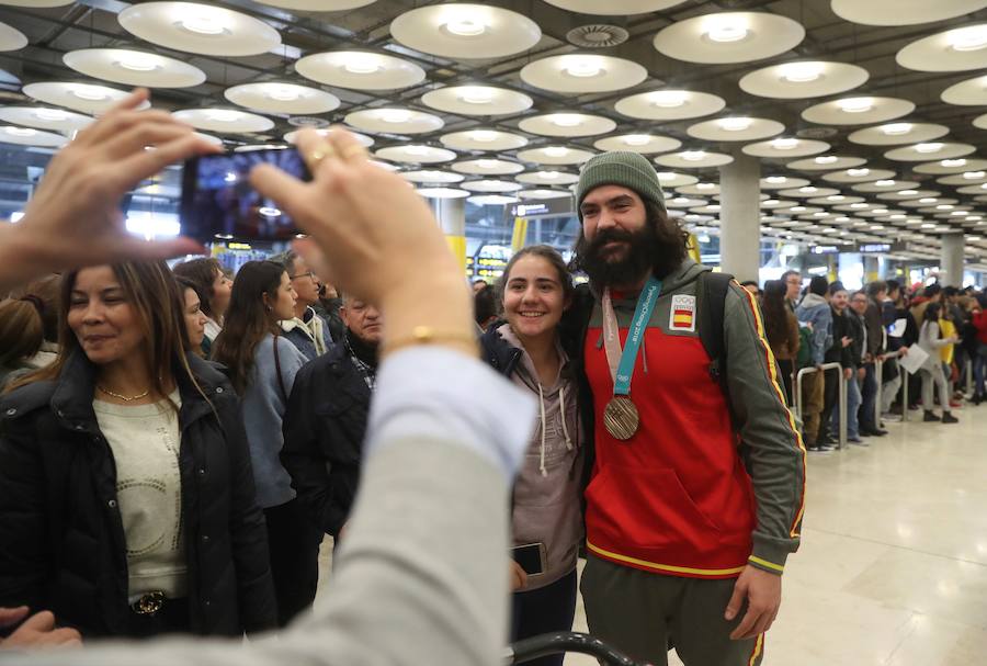 Más de una decena de amigos del mijeño le dieron un cálido recibimiento junto a su novia Elena que fue la primera en abrazarle 