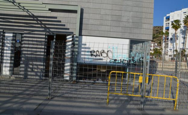 El local que iba a ser una cafetería está vallado para protegerlo.