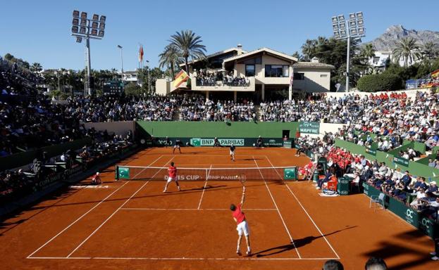 Uno de los partidos disputados en el club de tenis Puente Romano durante la Copa Davis. 