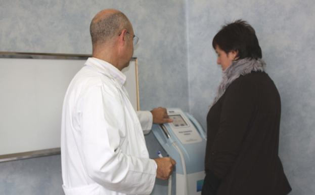 Imagen de archivo de una paciente en una consulta de obesidad de un centro de especialidades.