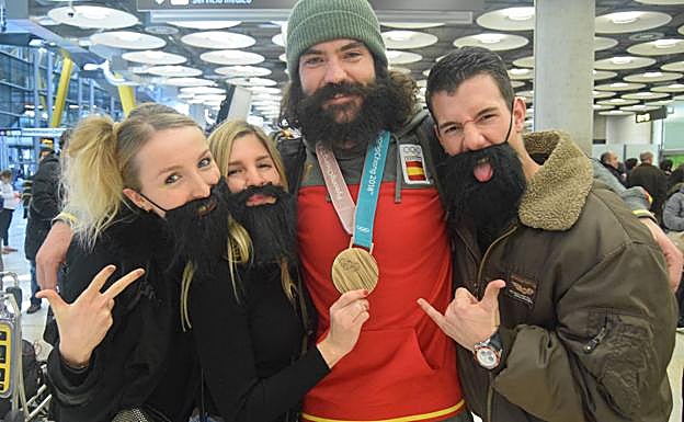 Los más cercanos a Regino (Francesca Occelli, Elena Aragón y Álvaro Aragón), ayer junto al medallista.