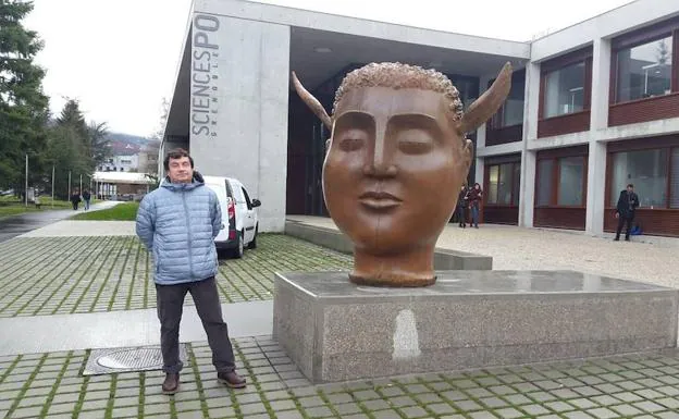 José Seguiri posa junto a su nueva escultura en el campus de la Universidad de Grenoble. 