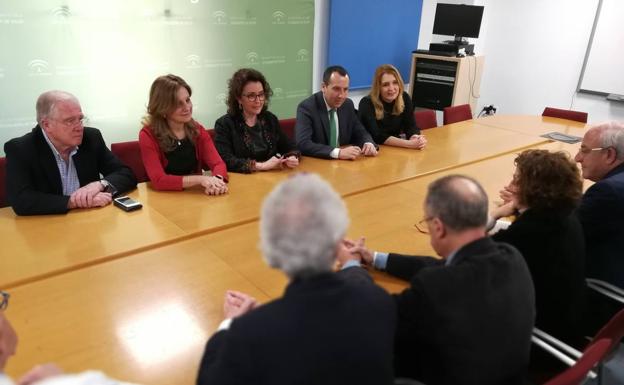 Encuentro con el grupo de expertos que trabaja en el nuevo modelo hospitalario de Málaga, este lunes.