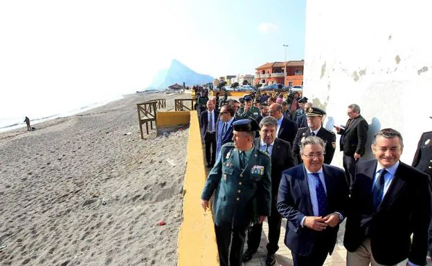 Zoido, con Antonio Sanz, este lunes en la playa del tonelero, en La Línea. 