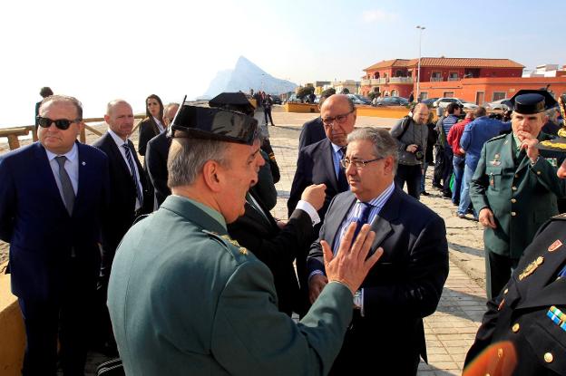 El ministro del Interior, a su llegada a La Línea. 