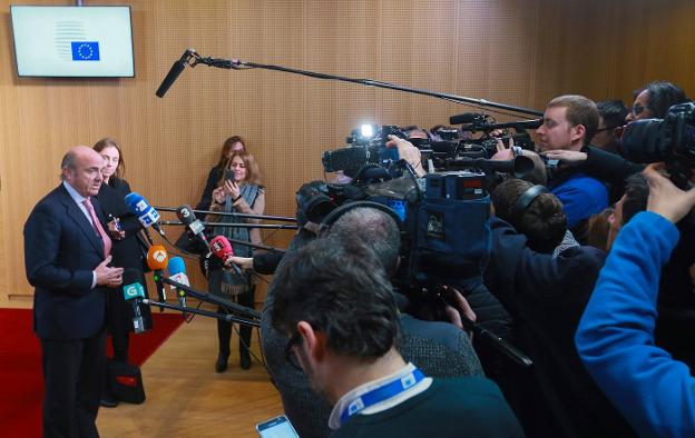 El todavía ministro de Economía, Luis de Guindos, ayer ante la prensa a las puertas del Eurogrupo en Bruselas. :: efe