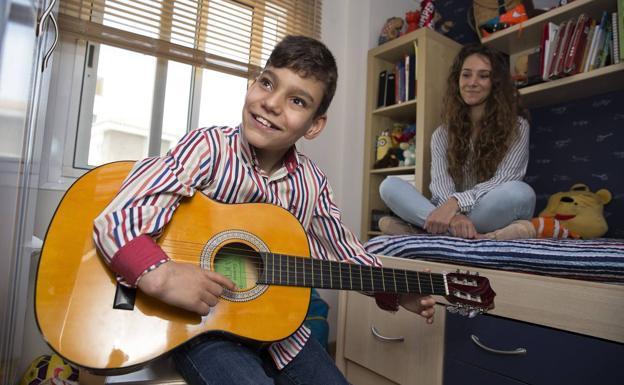 Adrián Martín, el niño cantante de Vélez, recibe el alta y abandona el hospital