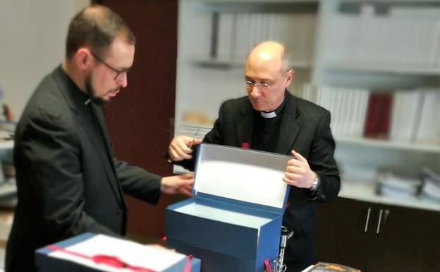 Apertura de la fase romana de beatificación del doctor Gálvez Ginachero. A la derecha, Monseñor Pappalardo a la izquierda Salvador Aguilera 