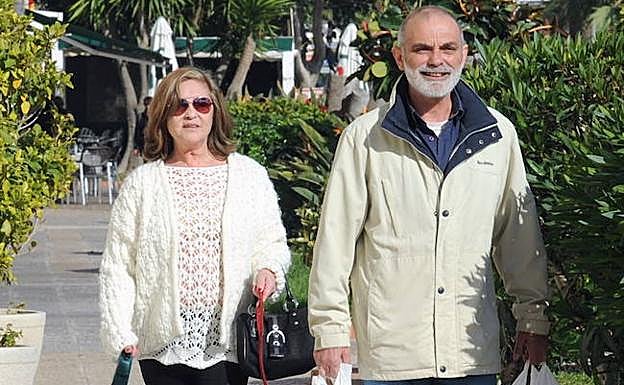 Pepa Flores, en una imagen con su pareja por Málaga. 