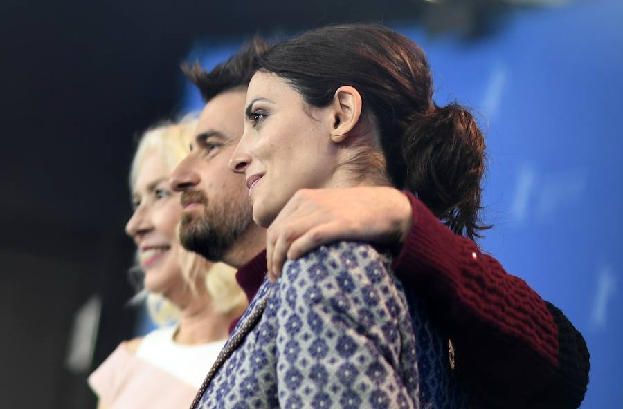 El director malagueño posó con las actrices Bárbara Lennie y Susi Sánchez