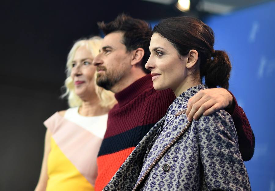 El director malagueño posó con las actrices Bárbara Lennie y Susi Sánchez