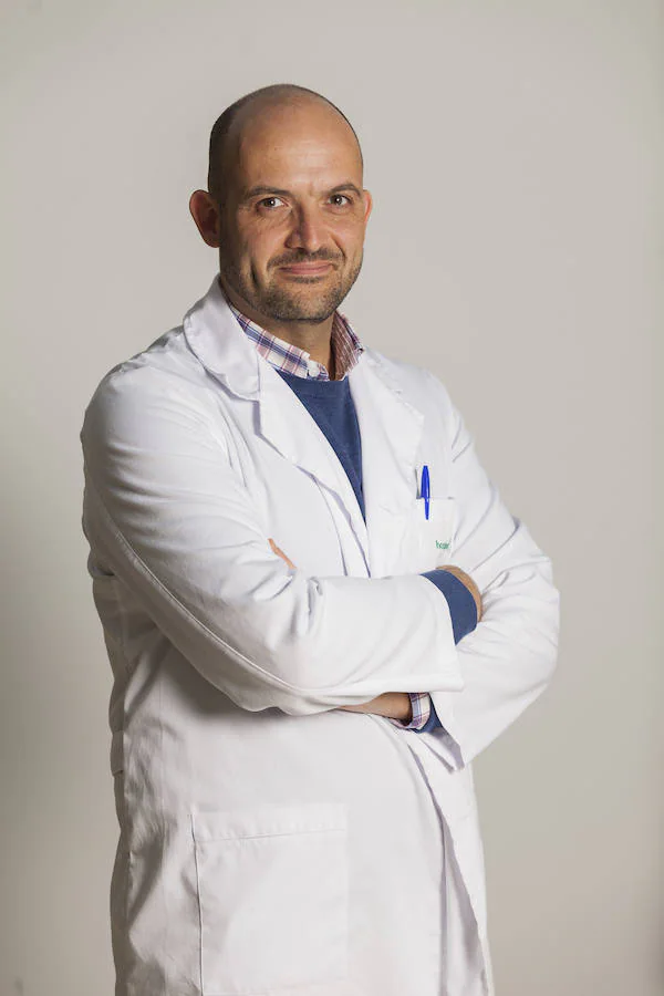 Dr. Manuel Vides, traumatólogo y cirujano ortopédico en Hospiten Estepona.
