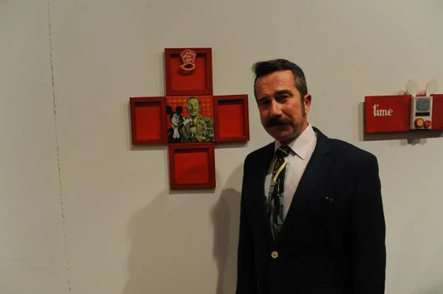 Borrachero con una de sus obras expuestas en 2015.