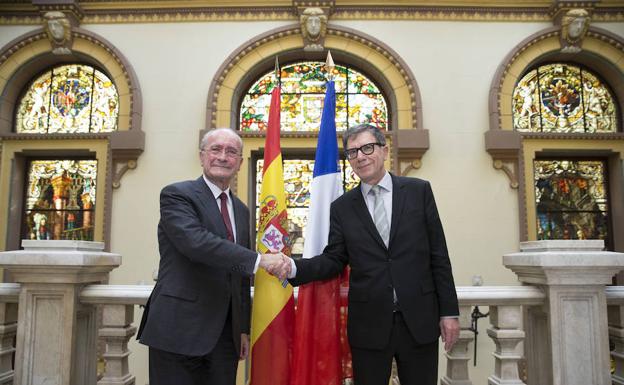 El presidente del Centre Pompidou, Serge Lasvinges, y el alcalde de Málaga, Francisco de la Torre, firmaron ayer la prórroga. 