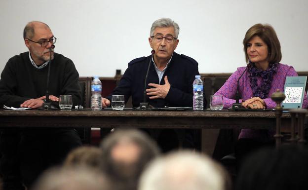 Juan Gavilán, entre Pablo Aranda y Esperanza Oña, ayer, en la conferencia del Aula de SUR. 