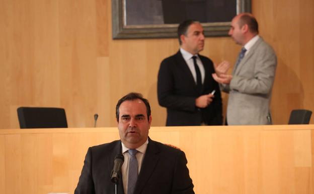 El regidor pizarreño, Félix Lozano, durante su intervención. 