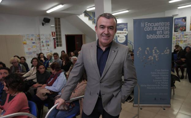 Lorenzo Silva, ayer, en la Biblioteca Emilio Prados de El Palo. 