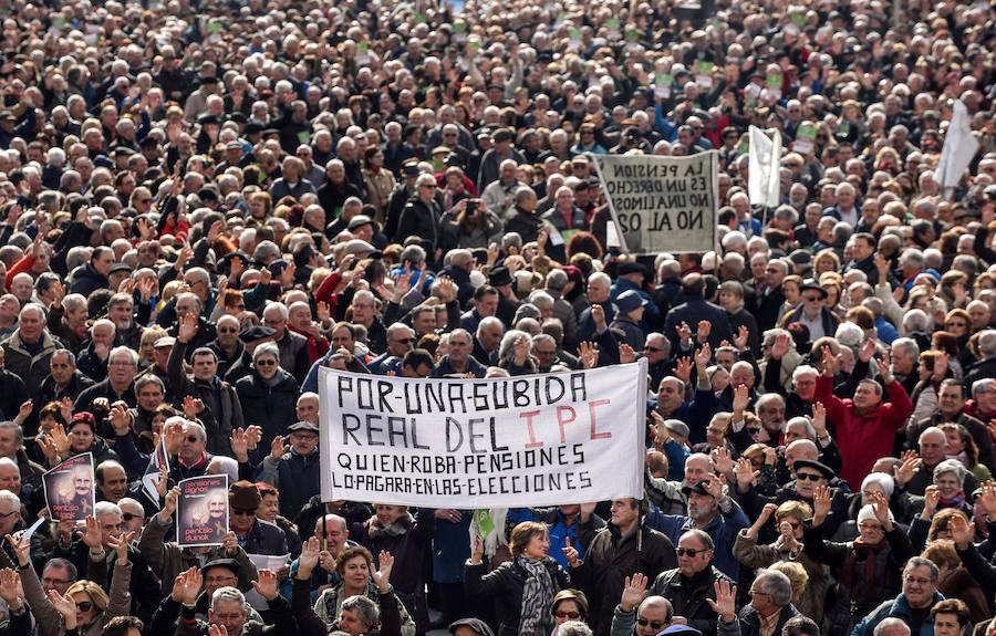 Miles de jubilados, que secundan una concentración en defensa del sistema público de pensiones, han cortado hoy la Carrera de San Jerónimo en Madrid cerrando así el acceso al Congreso de los Diputados desde la Plaza de Neptuno hasta la calle Cedaceros. La concentración contra "las pensiones de miseria", según reza el cartel de la convocatoria ha sido organizada por la coordinadora estatal por la defensa del sistema público de pensiones, y participan en ella entre tres mil y cuatro mil personas, según algunas estimaciones policiales.