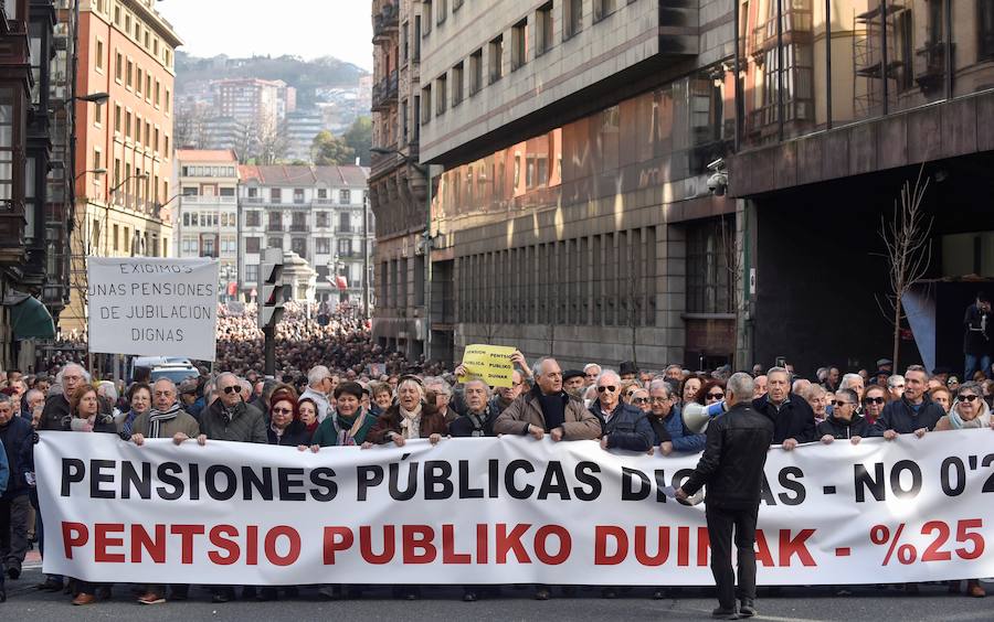 Miles de jubilados, que secundan una concentración en defensa del sistema público de pensiones, han cortado hoy la Carrera de San Jerónimo en Madrid cerrando así el acceso al Congreso de los Diputados desde la Plaza de Neptuno hasta la calle Cedaceros. La concentración contra "las pensiones de miseria", según reza el cartel de la convocatoria ha sido organizada por la coordinadora estatal por la defensa del sistema público de pensiones, y participan en ella entre tres mil y cuatro mil personas, según algunas estimaciones policiales.