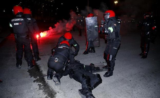 Agentes de la brigada móvil de la Ertzaintza atienden al compañero que posteriormente falleció en el hospital. 