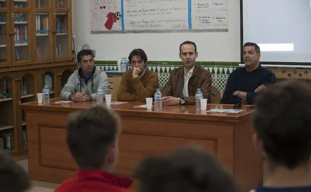 Juan Manuel Requena, Ernesto Ruiz, Mario Melero López y Daniel Hierrezuelo, ayer durante la mesa redonda en el IES Fernando de los Ríos. 