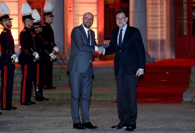 El primer ministro belga, Charles Michel, recibe ayer a Mariano Rajoy antes de la cena. :: Francois Lenoir / Reuters
