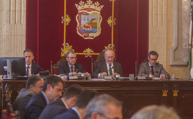 El alcalde de Málaga, Francisco de la Torre, durante la sesión ordinaria en la sala de plenos del Ayuntamiento. 