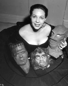 Imagen secundaria 2 - Similitudes. Arriba, dos momentos de ‘La mujer y el monstruo’ (’La criatura de la Laguna Negra’ en el original). Junto a estas líneas, Milicent Patrick, diseñadora del extraño ser. En la otra página, dos fotogramas de ‘La forma del agua’, de Guillermo del Toro