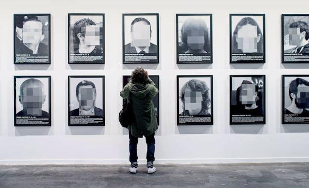 El controvertido montaje fotográfico de Santiago Sierra, antes de ser retirado por la dirección de Ifema de la muestra de ARCO. 