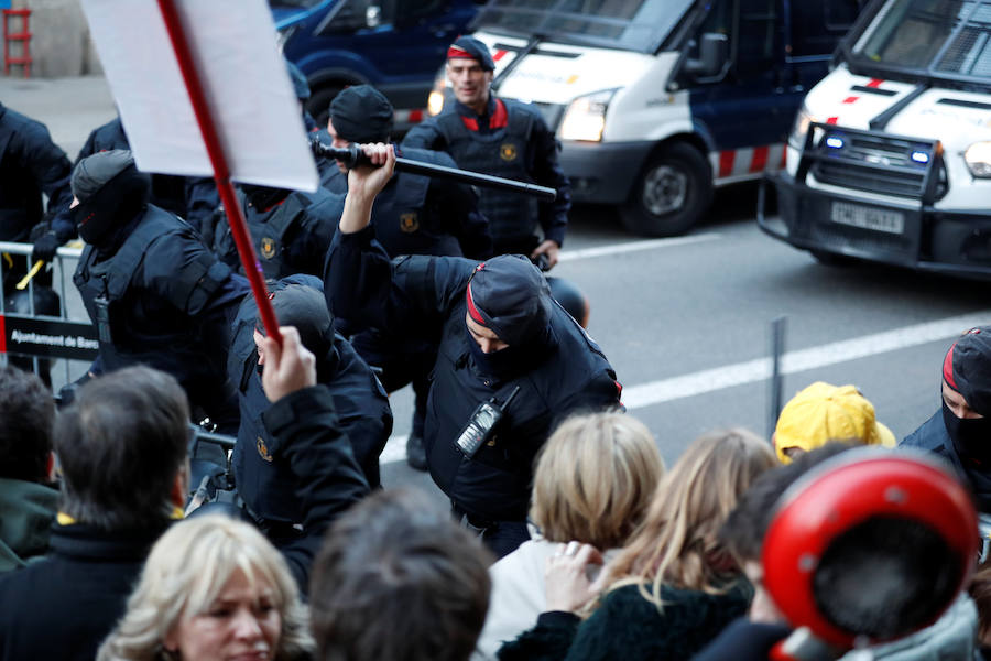 Los Mossos han bloqueado con furgonetas los principales accesos al Palau de la Música de Barcelona, donde está prevista la asistencia de Felipe VI en la cena de bienvenida al Congreso Mundial de Móviles (MWC), para frenar a los manifestantes independentistas, lo que ha generado empujones y algunos rifirrafes.