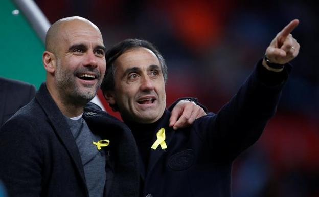 Pep Guardiola y Manuel Estiarte, tras la victoria del Manchester City. 