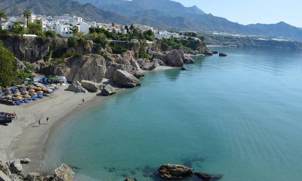 Una vista del litoral nerjeño captada desde el Balcón de Europa. 