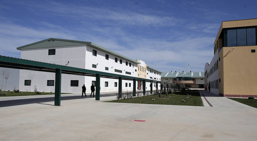 El centro penitenciario Málaga II, ubicado en Archidona, tiene 1.008 celdas en las que se pueden internar en torno a 2.000 reclusos. 