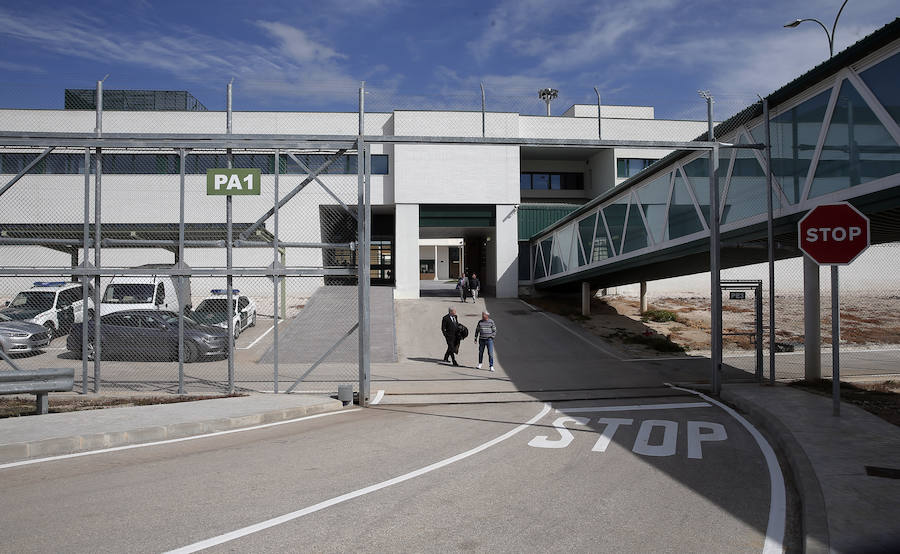 El centro penitenciario Málaga II, ubicado en Archidona, tiene 1.008 celdas en las que se pueden internar en torno a 2.000 reclusos. 